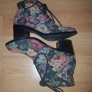 ❌SALE❌Vintage style Floral & black ankle booties